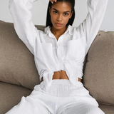 Set minimalist, ușor, cu cămașă și pantaloni