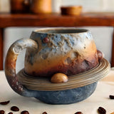 Cană Artizanală — "Bea Între Stele și Planete în Fiecare Zi"