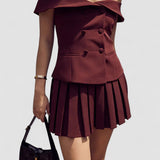 Set cu blazer off-shoulder și fustă plisată