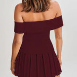 Set cu blazer off-shoulder și fustă plisată