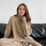 Set tricotat cu guler înalt și pantaloni