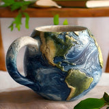 Cană Artizanală – "Bea Lumea în Mâinile Tale"