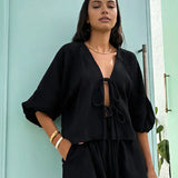 Set format din pantaloni scurți și bluză cu mânecă lungă, cu detaliu de fundă