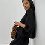 Set format din pantaloni scurți și bluză cu mânecă lungă, cu detaliu de fundă