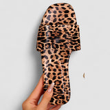 Papuci plate cu model de leopard